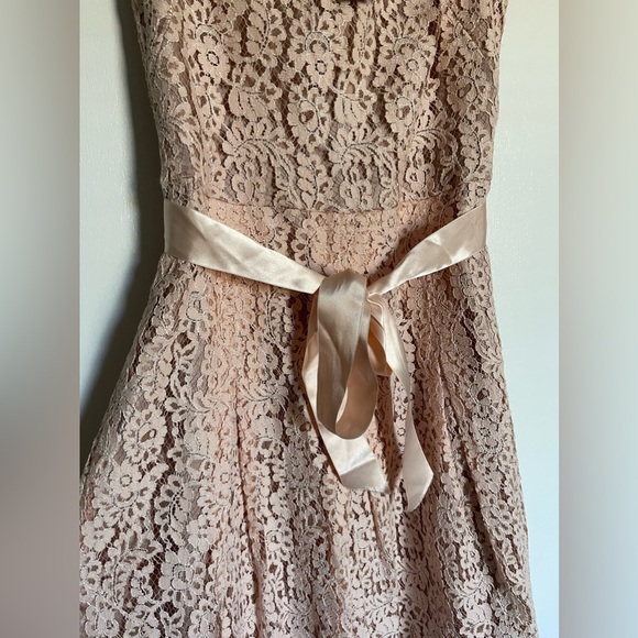 Beautiful lace midi dress - Picture 3 of 3